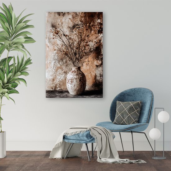Gedroogde bloemen in vaas canvas, hangend boven een blauwe fauteuil in een modern interieur.
