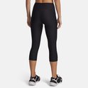 Zicht op de achterkant van een zwarte capri sportbroek voor dames.