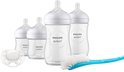 Set van vier witte Philips Avent babyflessen, een witte fopspeen en een blauwe flessenborstel.