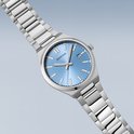 Zilverkleurig herenhorloge met blauwe wijzerplaat. De wijzerplaat heeft een datumweergave. Het horloge heeft een metalen band.