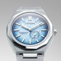 Citizen horloge met een geometrische zilverkleurige titanium kast en band. Lichtblauwe wijzerplaat met geborstelde textuur en datumvenster.