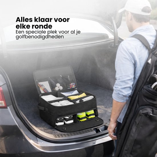 Man zet zwarte golf organizer tas, gevuld met golfspullen, in de kofferbak van een auto.