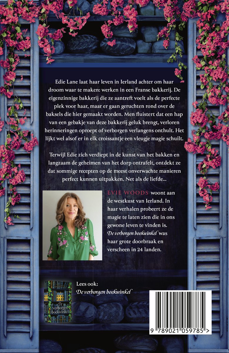 Couverture de livre : Une femme en chemisier vert à fleurs, avec des volets bleus et des fleurs roses.