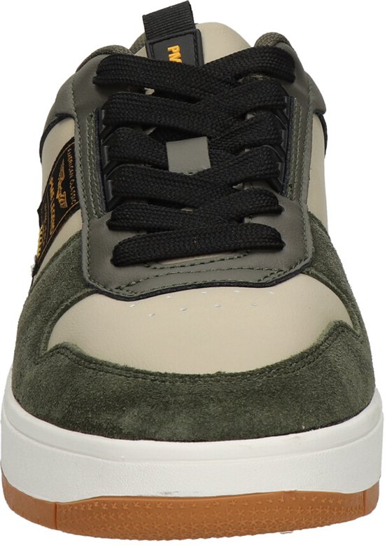 Vooraanzicht van een groene sneaker met beige en grijze panelen, zwarte veters en een witte zool met bruine rand.