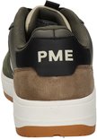 Achterkant van groene PME Legend sneaker met bruine suède en zwarte hiel met "PME"-logo.