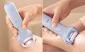 Vrouw epileert been met lichtblauwe Philips epilator met Opti-light