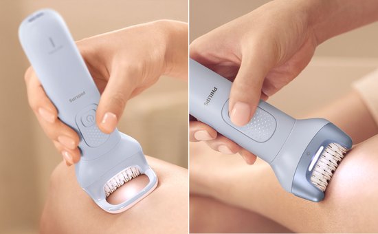 Vrouw epileert been met lichtblauwe Philips epilator met Opti-light