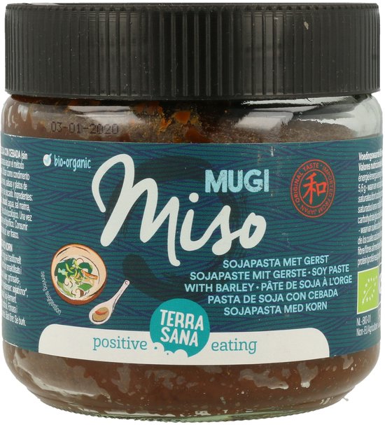 Glazen pot met miso sojapasta. "Mugi Miso" in grote witte letters op blauw label.