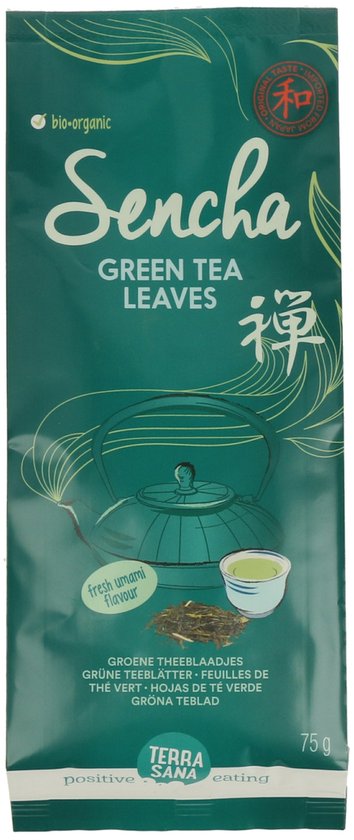 Groene verpakking met de tekst 'Terra Sana Sencha Green Tea Leaves'. Afbeelding van theebladeren, een kopje thee en een theepot.