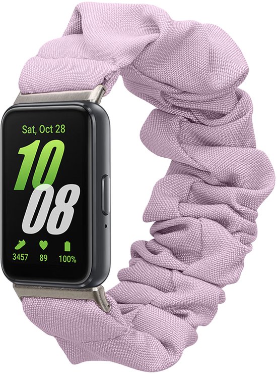 Bracelet de montre scrunchie violet autour d'une montre intelligente affichant '10:08' sur fond blanc.