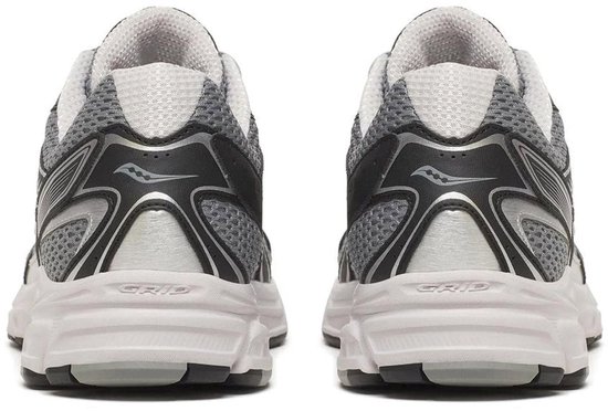 Achterkant van twee grijze en zwarte hardloopschoenen met witte zolen en zilveren Saucony logo.