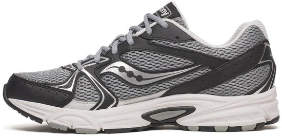 Zijzicht van een grijze en zwarte hardloopschoen met witte zool en zilveren Saucony logo.