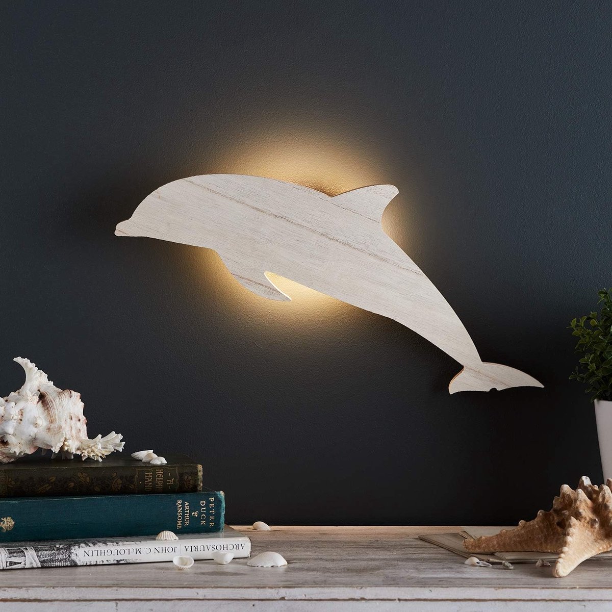 Houten Dolfijn Lamp - Wanddecoratie LED - Slaapkamer Verlichting - Batterij Timer Afstandsbediening - 42.5 cm Hoog - Natuurlijk Hout