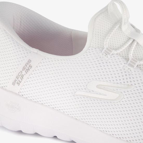 Close-up van de witte Skechers Slip-ins Go Walk Joy dames sneaker. Met mesh-bovenwerk en het Skechers-logo.