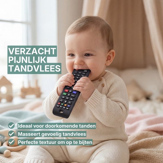 Baby met zwarte afstandsbediening bijtring in mond, verzacht tandvlees.