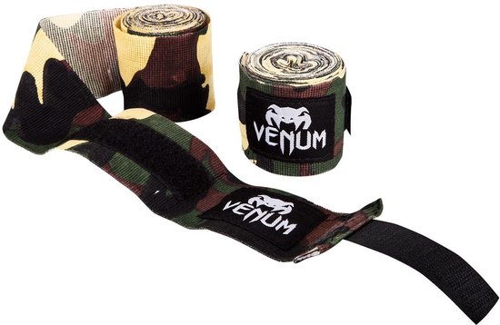 Twee opgerolde Venum sportbandages met camouflageprint. Eén bandage is uitgerold met een klittenbandsluiting en Venum-logo.