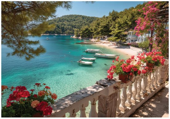 Uitzicht op een turkooizen baai met witte boten, strand en groene heuvels, bloemen en een balkon met balustrade op de voorgrond.