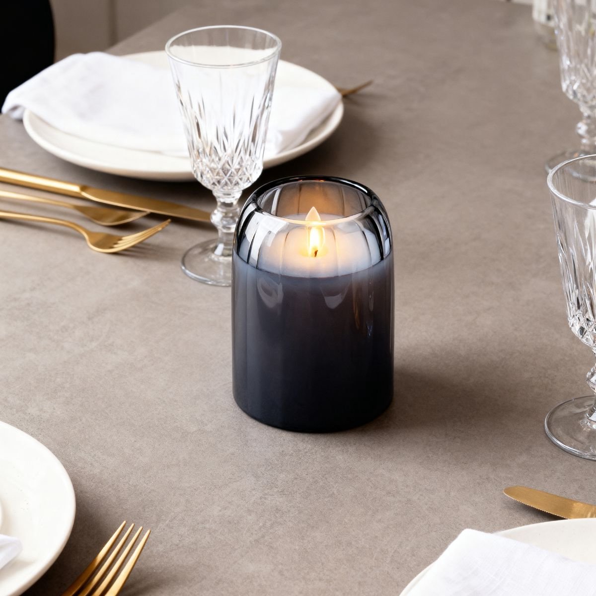 Arti Casa led kaars in glazen pot - afmeting ø7,5x10 cm - kleur grijs - bewegende vlam - realistisch en veilig alternatief voor echte kaarsen - werkt op 2xaa batterijen - sfeervolle verlichting
