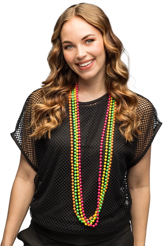 Vrouw met golvend haar, draagt een zwarte mesh top met meerdere felgekleurde parelkettingen.
