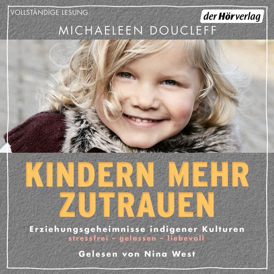 Een lachend blond meisje met blonde krullen draagt een bruin-rode winterjas met bontkraag. De tekst "Kindern mehr zutrauen" staat eronder.