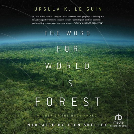 Boekomslag van 'The Word for World is Forest' met een weergave van een dicht, groen bos vanuit de lucht. De titel en auteursnaam staan in witte letters.