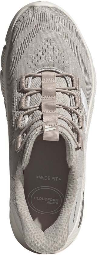 Bovenkant van een lichtgrijze Adidas sneaker met 'WIDE FIT' en 'CLOUDFOAM' opdruk.