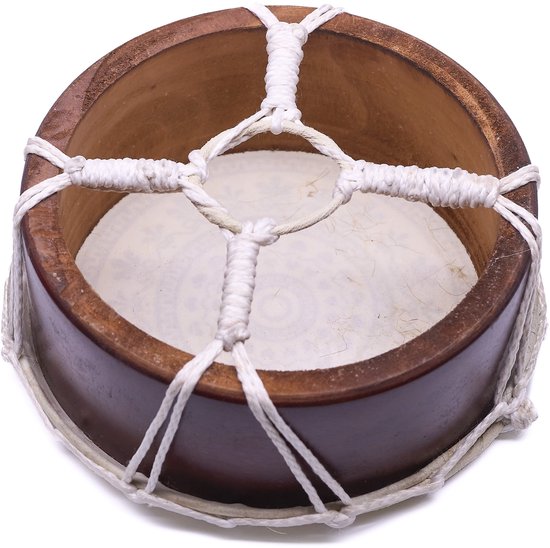 Een houten trommel van bovenaf, met touwen en een ingetogen patroon op de huid.