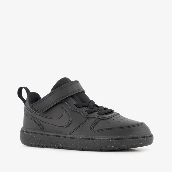 Zwarte Nike sneaker voor peuters, van de zijkant gezien, met klittenband en veters.