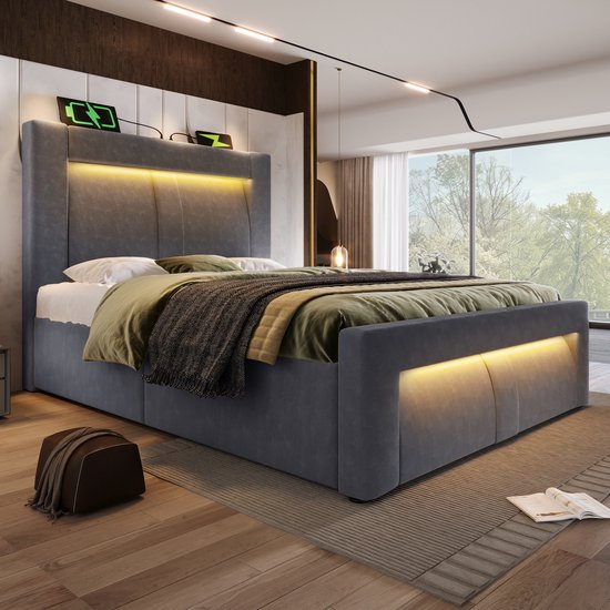 Grijze tweepersoonsbed met opbergruimte, geel accentverlichting in het hoofdbord en onder het bed. Met dekens en kussens.