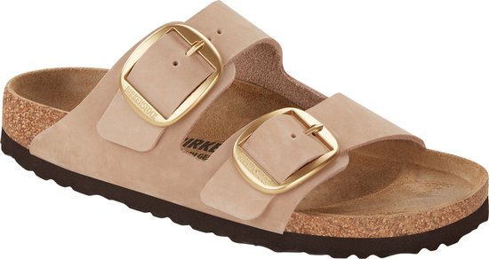 Zandkleurige Birkenstock Arizona sandalen met suède bandjes en grote gouden gespen.