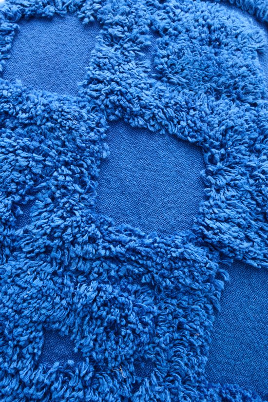 Blauw vloerkleed met ruitpatroon van pluizige stof.