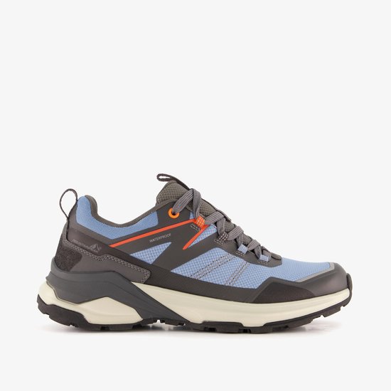 Zij-aanzicht van een blauw-grijze waterdichte wandelschoen met oranje details en veters.