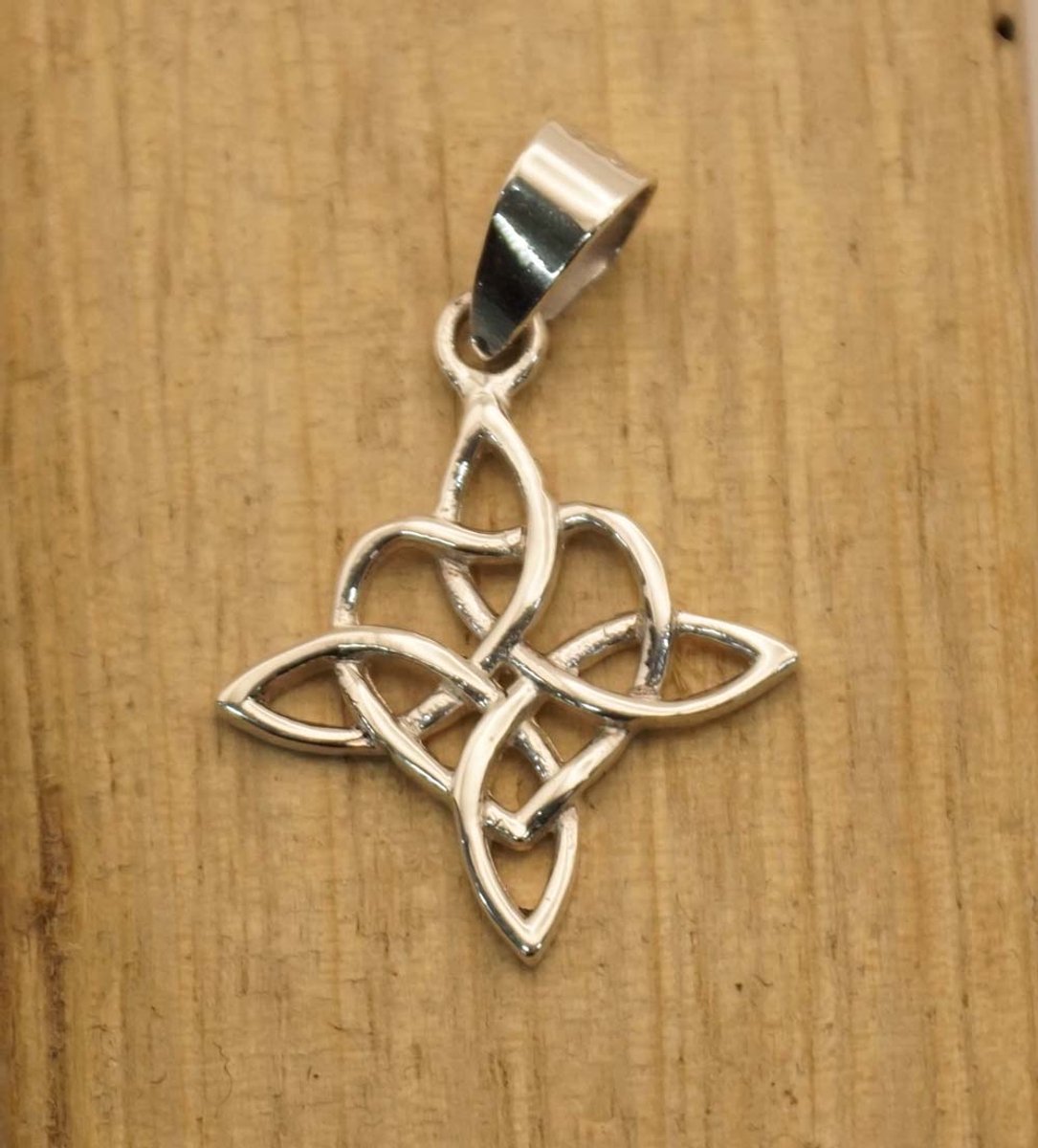 Sterling zilveren hanger eeuwige knoop met een hart in verwerkt- keltische hartje hangertje 925 zilver - celtic hanger van zilver - hartje voor aan ketting verwerkt in eeuwige knoop - hangers voor geliefde - zilveren hangers voor teken van liefde