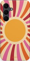 Telefoonhoesje met retro design van een zon met strepen in rood, roze en oranje op een crèmekleurige achtergrond.