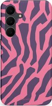 Telefoonhoesje met een roze en paars abstract dierenprint patroon.