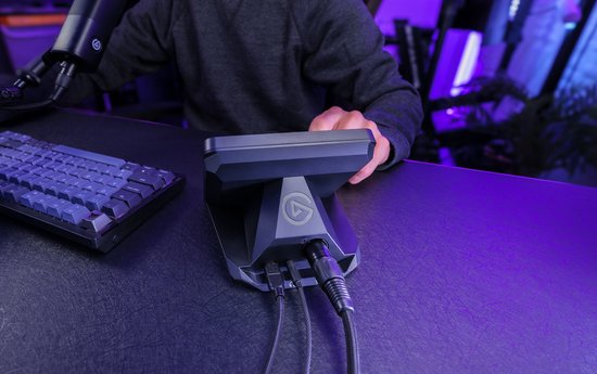 Elgato Stream Deck + met een persoon die het apparaat bedient, naast een toetsenbord en microfoon.