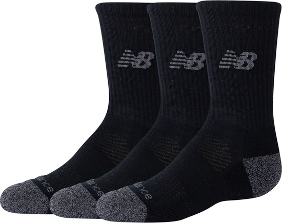 Drie zwarte New Balance sportsokken met grijze 'NB' logo's, mesh ventilatie en versterkte hielen.