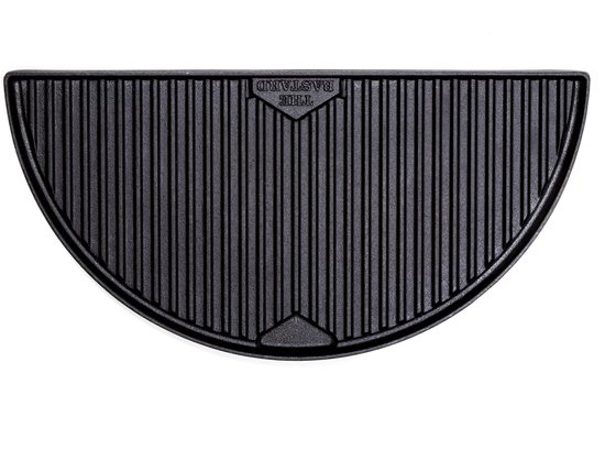 Zwarte gietijzeren half moon griddle met ribbels en 'THE BASTARD' logo.