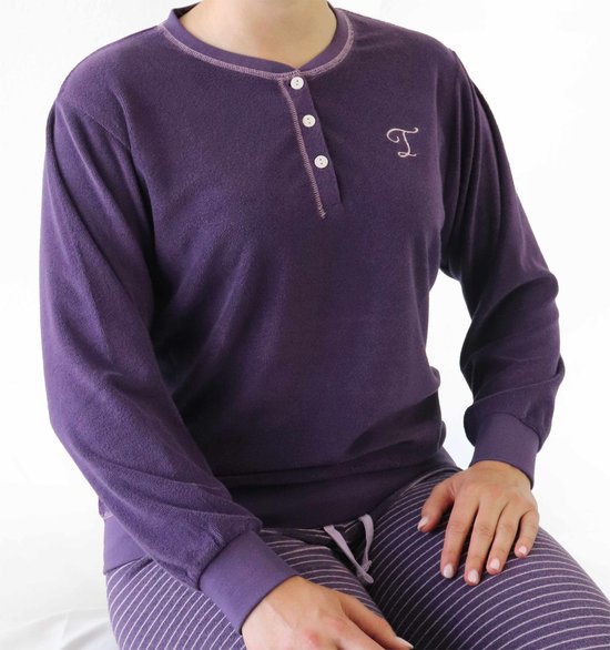 Close-up van een model in een paarse pyjamaset met lange mouwen en gestreepte broek.