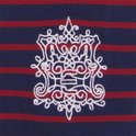 Wit wapenschild-logo op een donkerblauw nachthemd met rode strepen.