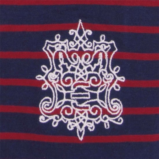 Wit wapenschild-logo op een donkerblauw nachthemd met rode strepen.