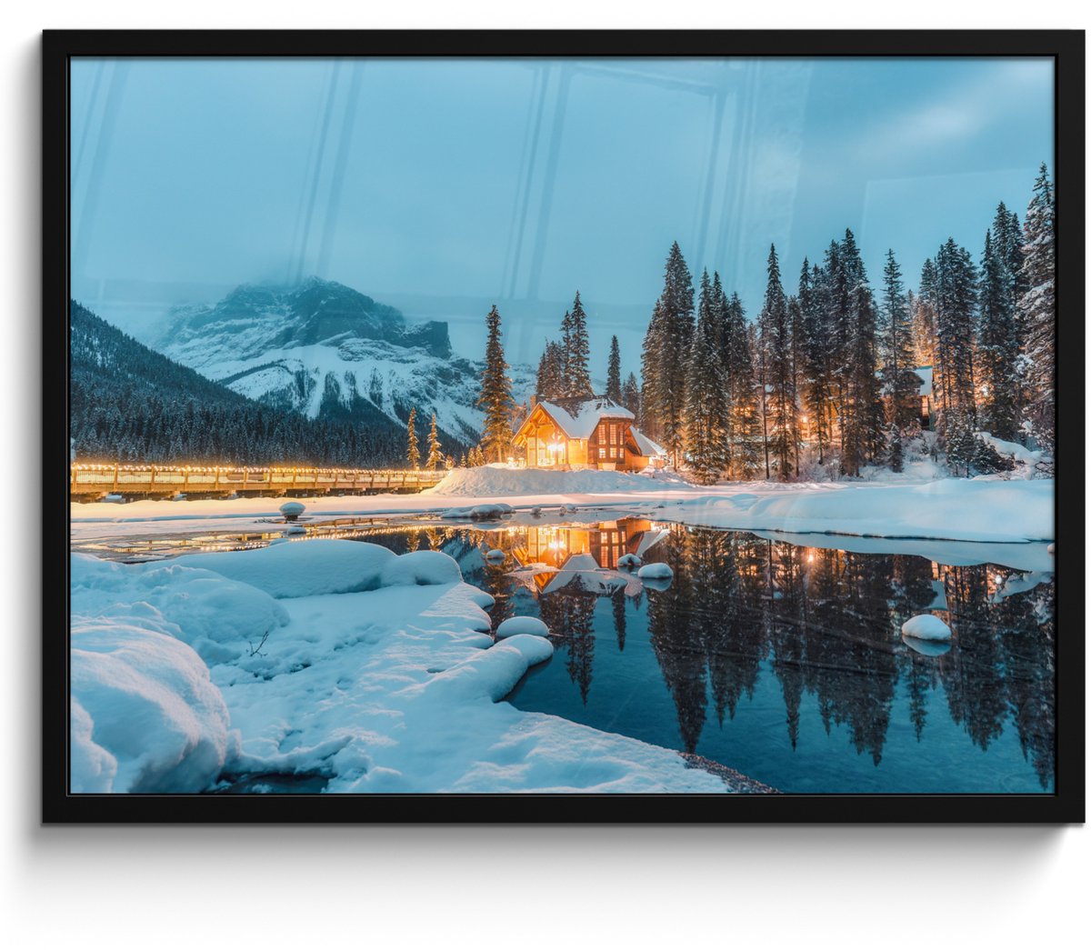 FrameYourWall Poster in lijst - Fotolijst 70x50 cm - Posters - Winterlandschap - Natuur - Huis - Bergen - Sneeuw - Posterlijst zwart - Decoratie - Wanddecoratie woonkamer - Muurdecoratie slaapkamer Bergmeer