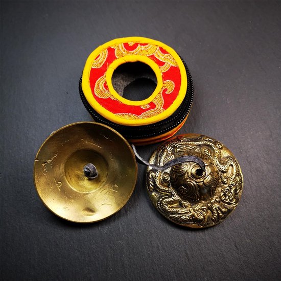 Handgemaakte Tingsha Tibetaanse Bell Gegraveerde Dubbele Draken Bevordert Vrede Chakra Genezing Mindfulness - 2.5in/6.2cm Gandhanra singing bowl set van Gandhanra — afbeelding 3