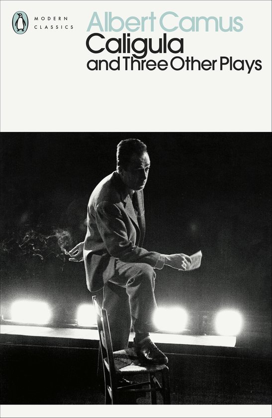 Albert Camus' Caligula en Drie Andere Toneelstukken, Penguin Modern Classics. Man in pak op stoel.