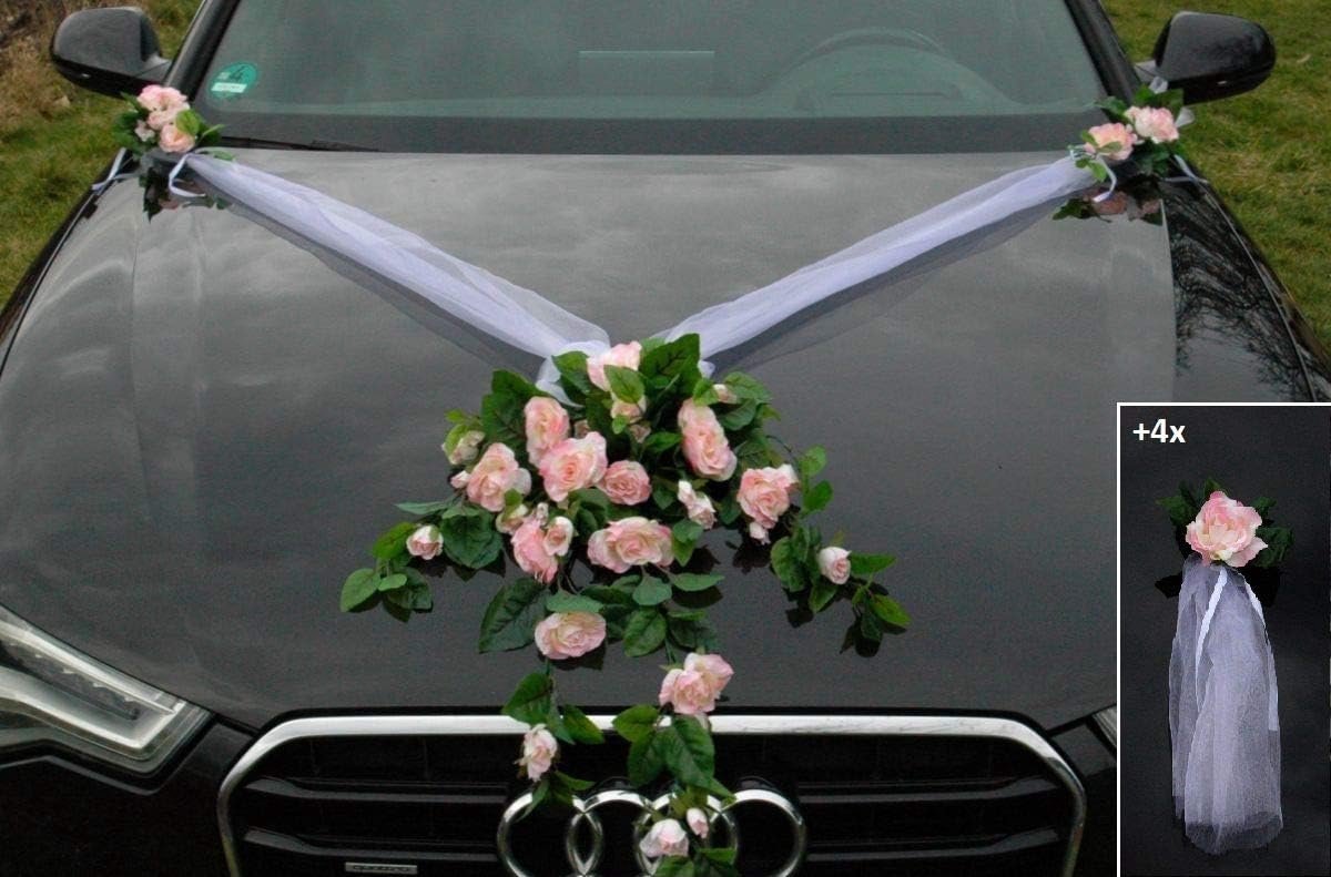 Lichtroze kanten autoboeket met rozen voor een romantische trouwauto