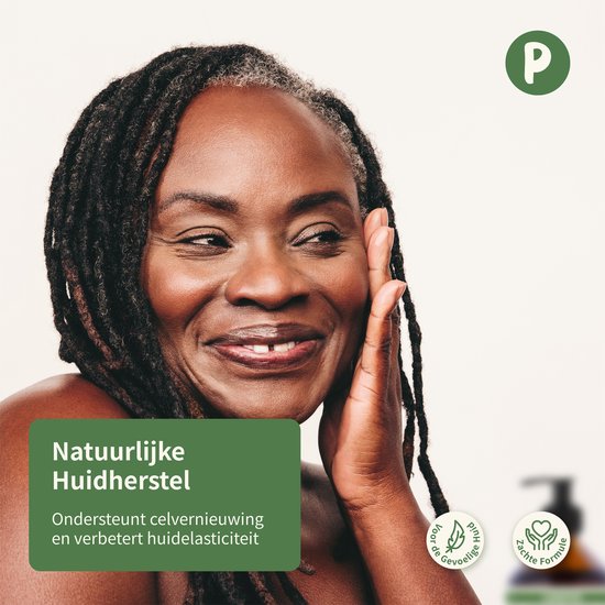 Donker getinte vrouw met dreadlocks, lachend, met haar hand op haar wang. "Natuurlijke Huidherstel".