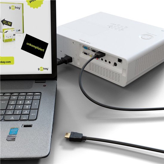 Een laptop is verbonden met een projector via een HDMI-kabel.