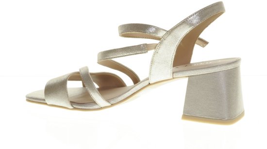 Zilverkleurige sandalen met gekruiste bandjes over de voorvoet, enkelband met gesp en blokhak.