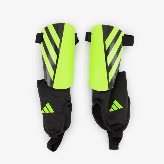 Neon gele scheenbeschermers met zwarte strepen, zwart met neongele Adidas-logo's.