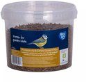 Transparante emmer met gedroogde insecten, met een blauw label. "Protein for garden birds", "Protein-rich Dried Insect Mix".
